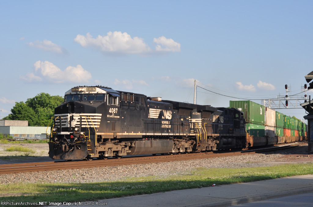 NS 4087 Northbound 